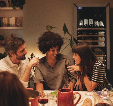 Apéro entre amis autour d'un verre de vin